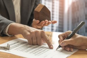 home-brokers-and-buyers-signing-a-sale-contract-PQRCP2N (1) huisverhurenzaandam rules