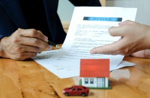 the-broker-recommends-buyers-sign-the-insurance-5LEDJKU (1) huisverhurenzaandam property management